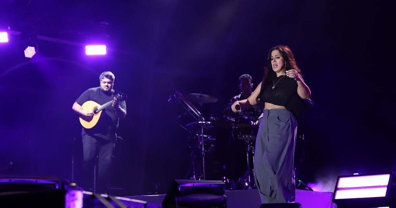 Sara Correia atua em primeiro plano com Jos&eacute; Manuel Neto &agrave; guitarra portuguesa no primeiro dia do Sol da Caparica