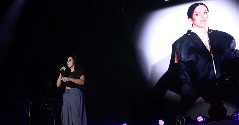 A fadista Sara Correia canta no palco principal durante o primeiro dia do Sol da Caparica