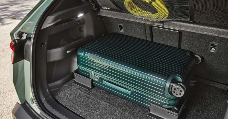 Bagageira do &Scaron;koda Elroq 85 com uma mala