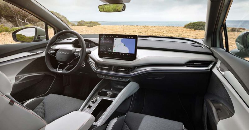 Interior do &Scaron;koda Elroq 85 com volante, consola central e painel digital