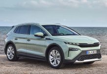 Škoda Elroq 85: o SUV elétrico que surpreende pela competência ao volante Škoda Elroq 85 Sportline visto de frente e lateral junto ao mar