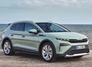 Škoda Elroq 85: o SUV elétrico que surpreende pela competência ao volante Škoda Elroq 85 Sportline visto de frente e lateral junto ao mar