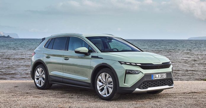 Škoda Elroq 85 Sportline junto ao mar Škoda Elroq 85 Sportline visto de frente e lateral junto ao mar