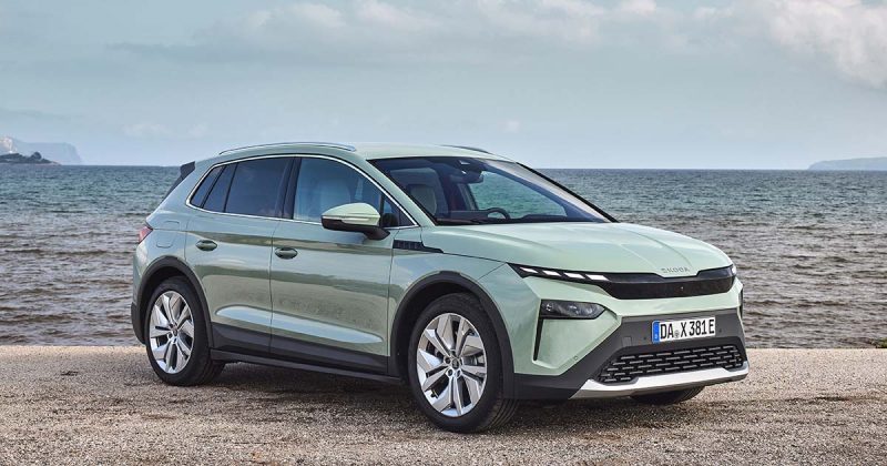 &Scaron;koda Elroq 85 Sportline visto de frente e lateral junto ao mar