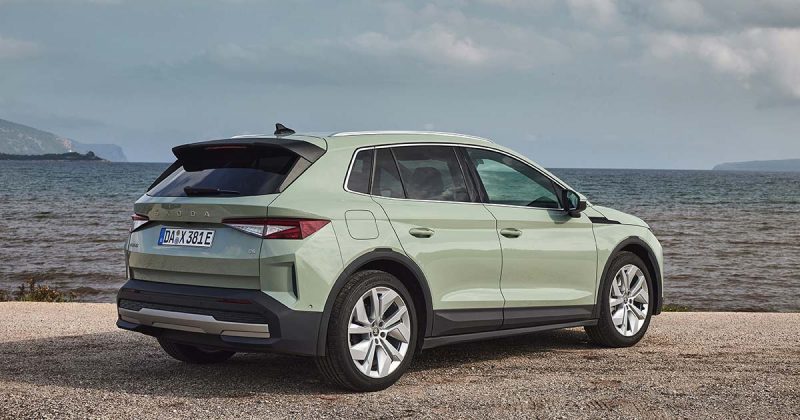 &Scaron;koda Elroq 85 Sportline visto de traseira e lateral junto ao mar