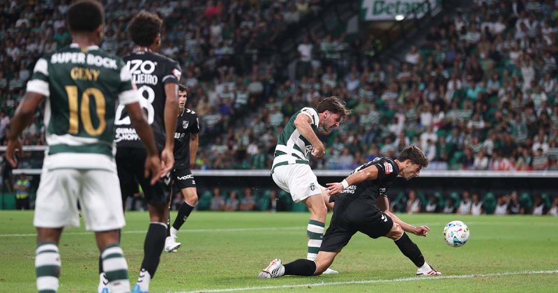 Sporting venceu o Guimar&atilde;es: Um lance com oposi&ccedil;&atilde;o do Vit&oacute;ria de Guimar&atilde;es