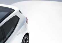 SUV Polestar 4 reforça a versatilidade da gama elétrica da marca SUV Polestar 4 branco visto de perfil traseiro