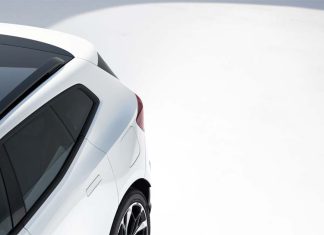 SUV Polestar 4 reforça a versatilidade da gama elétrica da marca SUV Polestar 4 branco visto de perfil traseiro