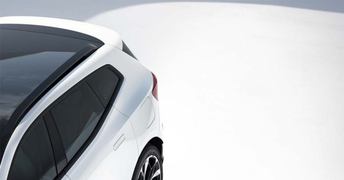 SUV Polestar 4 branco visto de perfil traseiro