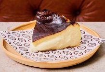 A tarte basca de Hugo Candeias encontra em A BASQA uma nova expressão Fatia de tarte basca de Hugo Candeias com interior cremoso e superfície caramelizada