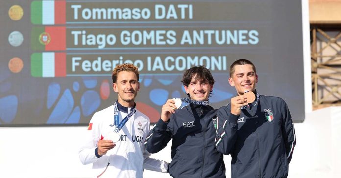 Tiago Antunes no pódio da prova de fundo em Taranto 2026 Tiago Antunes com a medalha de Prata no pódio da prova de fundo dos Jogos do Mediterrâneo Taranto 2026