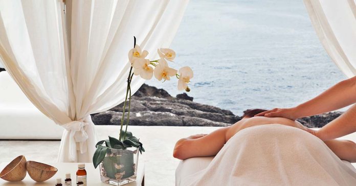Turismo de bem-estar em Cascais com massagem ao som do mar no Farol Hotel