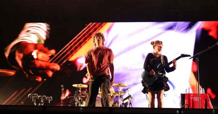 Turnstile ao vivo no último dia MEO Kalorama Vocalista Brendan Yates e a guitarrista dos Turnstile atuam ao vivo no palco principal no último dia MEO Kalorama 2026