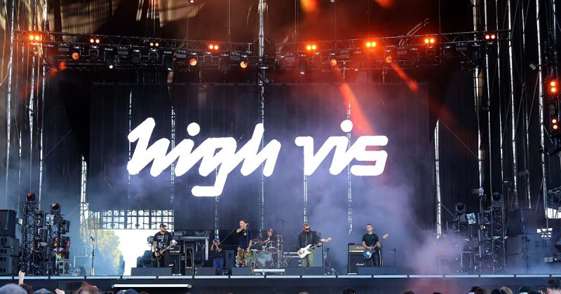 A banda brit&acirc;nica High Vis a atuar perante o p&uacute;blico do festival no &uacute;ltimo dia MEO Kalorama.