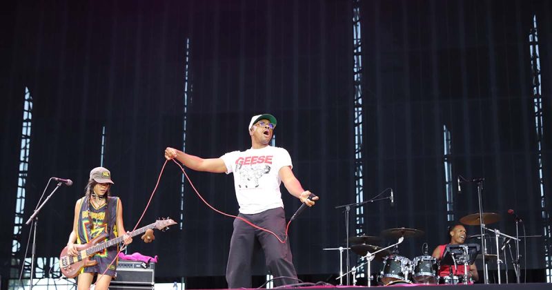 Vince Staples a cantar com postura en&eacute;rgica no palco principal do MEO Kalorama.
