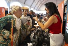 Vindouro junta vinho, história e música em S. João da Pesqueira Figurantes trajados à época pombalina na Vindouro em S. João da Pesqueira