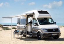 Volkswagen Grand California aumenta a independência energética com energia solar Volkswagen Grand California equipada com sistema de energia solar para aumentar a independência energética durante viagens de autocaravana.