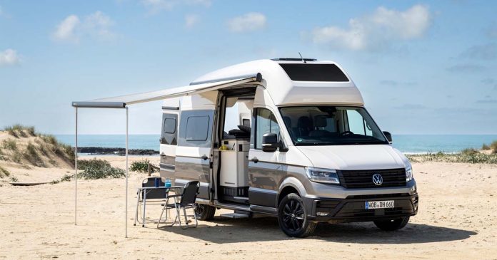 Volkswagen Grand California equipada com sistema de energia solar para aumentar a independência energética durante viagens de autocaravana.
