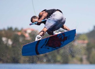 Wakeboard Cable regressa à Sertã para três dias de experimentação e competição Atleta a praticar Wakeboard Cable na praia fluvial do Trízio, na Sertã