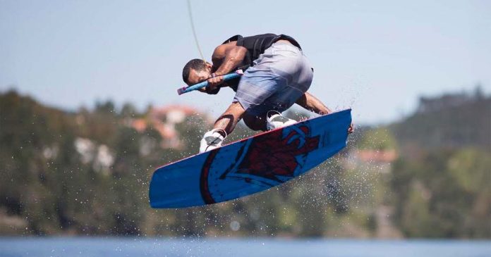 Wakeboard Cable na Sertã Atleta a praticar Wakeboard Cable na praia fluvial do Trízio, na Sertã