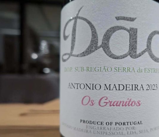 António Madeira leva o Dão ao topo mundial com 100 pontos de James Suckling Rótulo do vinho António Madeira Os Granitos 2023, produzido no Dão