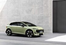 Audi A2 estreia na era elétrica com eficiência, espaço e tecnologia de nova geração Audi A2 e-tron visto de frente e de lado junto a um edifício