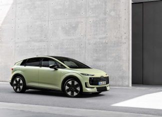 Audi A2 estreia na era elétrica com eficiência, espaço e tecnologia de nova geração Audi A2 e-tron visto de frente e de lado junto a um edifício