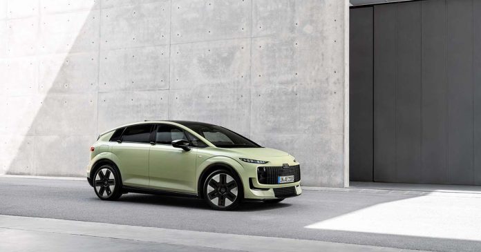 Audi A2 e-tron Audi A2 e-tron visto de frente e de lado junto a um edifício