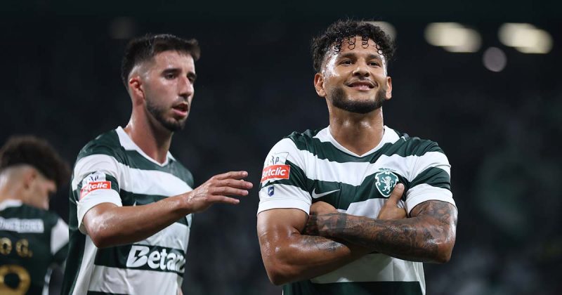 O avan&ccedil;ado colombiano Luis Su&aacute;rez focado nas instru&ccedil;&otilde;es t&aacute;ticas ao longo do jogo do Sporting e do Nacional.