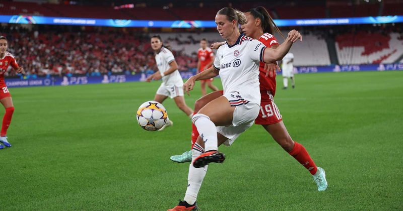 Jogadora do Bayern Munique estende a perna para alcan&ccedil;ar a bola sob press&atilde;o da n&uacute;mero 19 do Benfica durante o Benfica-Bayern na Luz