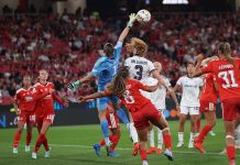 Benfica-Bayern termina com três golos alemães nos últimos minutos do jogo na Luz Lena Pauels estende o braço para alcançar a bola entre jogadoras das duas equipas durante o Benfica-Bayern na Luz