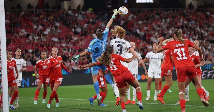 Benfica-Bayern com Lena Pauels em ação na Luz Lena Pauels estende o braço para alcançar a bola entre jogadoras das duas equipas durante o Benfica-Bayern na Luz