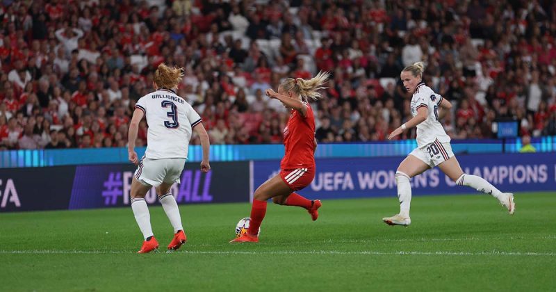 Jogadora do Benfica prepara um remate entre duas advers&aacute;rias durante o Benfica-Bayern da Liga dos Campe&otilde;es feminina na Luz