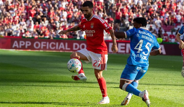 Benfica-Gil Vicente 3-1 com jogadores das duas equipas a disputar a bola