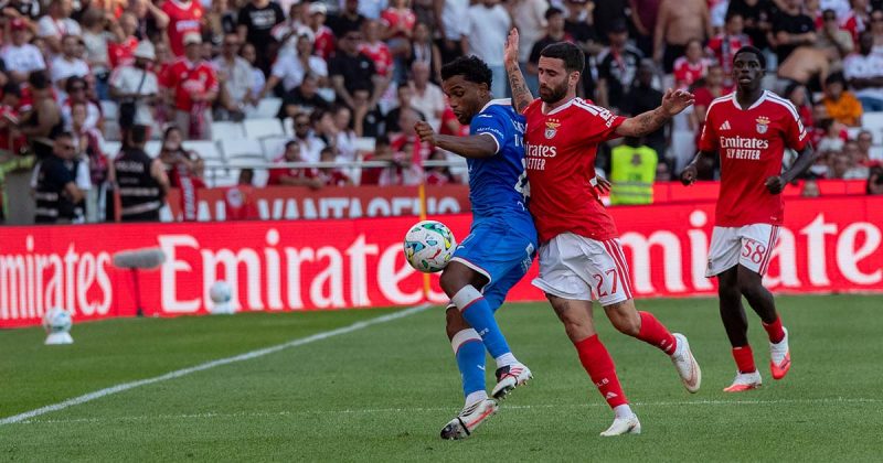 Benfica-Gil Vicente 3-1 com jogador do Gil Vicente a disputar a bola com jogador do Benfica