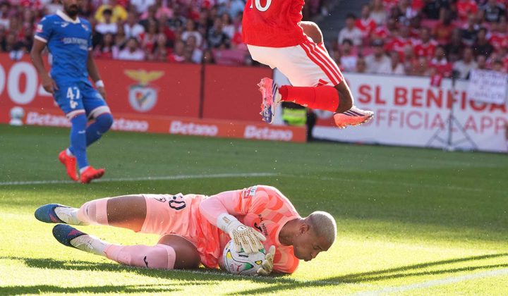 Benfica-Gil Vicente 3-1 com guarda-redes do Gil Vicente a defender a bola