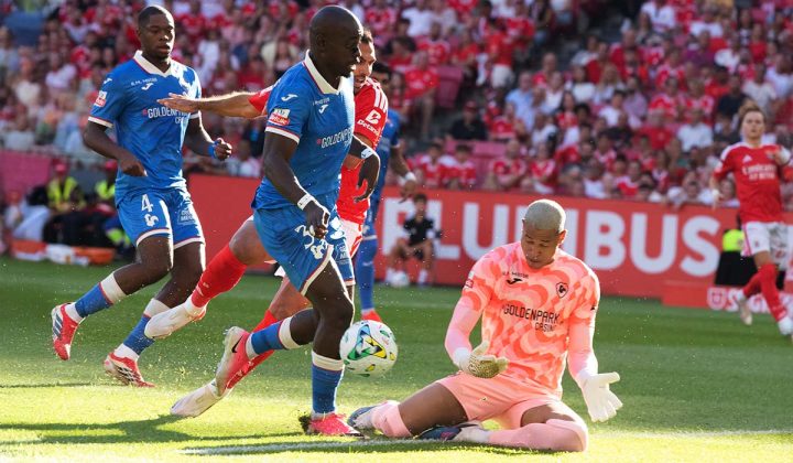 Benfica-Gil Vicente 3-1 com guarda-redes do Gil Vicente no ch&atilde;o tenta a defesa
