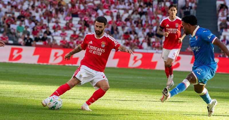 Benfica-Gil Vicente 3-1 com jogador do Benfica a conduzir a bola perante um advers&aacute;rio
