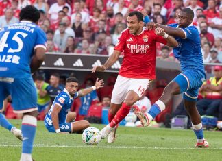 Benfica-Gil Vicente termina com vitória do Benfica por 3-1 na Luz Benfica-Gil Vicente 3-1 com jogador do Benfica a disputar a bola com adversário