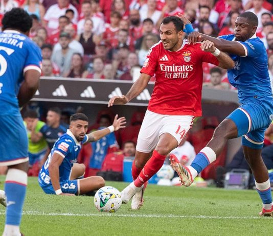 Benfica-Gil Vicente termina com vitória do Benfica por 3-1 na Luz Benfica-Gil Vicente 3-1 com jogador do Benfica a disputar a bola com adversário