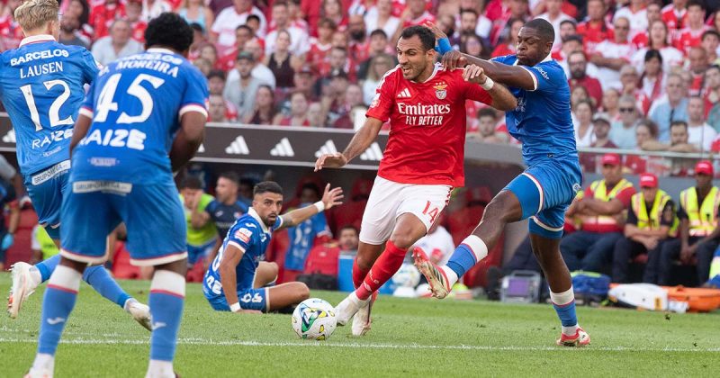 Benfica-Gil Vicente 3-1 com jogador do Benfica a disputar a bola com advers&aacute;rio