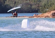 Campeonato de Wakeboard Cable 2026 leva Sanne Meijer ao Trízio Campeonato de Wakeboard Cable no Trízio com atleta em manobra sobre a água