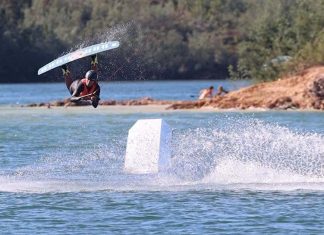 Campeonato de Wakeboard Cable 2026 leva Sanne Meijer ao Trízio Campeonato de Wakeboard Cable no Trízio com atleta em manobra sobre a água