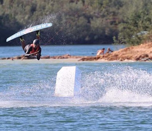 Campeonato de Wakeboard Cable 2026 leva Sanne Meijer ao Trízio Campeonato de Wakeboard Cable no Trízio com atleta em manobra sobre a água