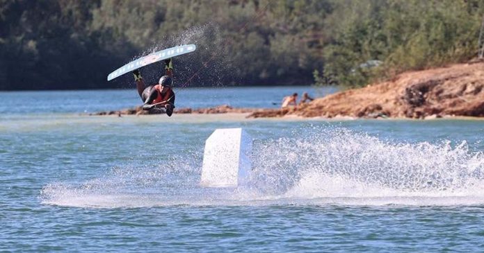 Campeonato de Wakeboard Cable no Trízio Campeonato de Wakeboard Cable no Trízio com atleta em manobra sobre a água