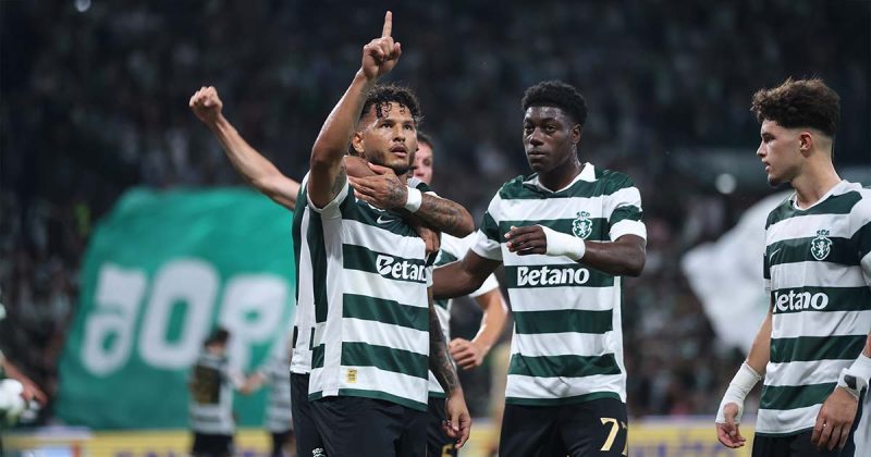 O avan&ccedil;ado Luis Su&aacute;rez festeja o golo com os companheiros no jogo do Sporting e do Nacional na I Liga
