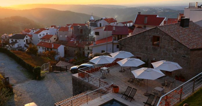 Casas da Lapa com vista para a Serra da Estrela Chave Michelin nas Casas da Lapa com piscina e vista sobre a paisagem da Serra da Estrela