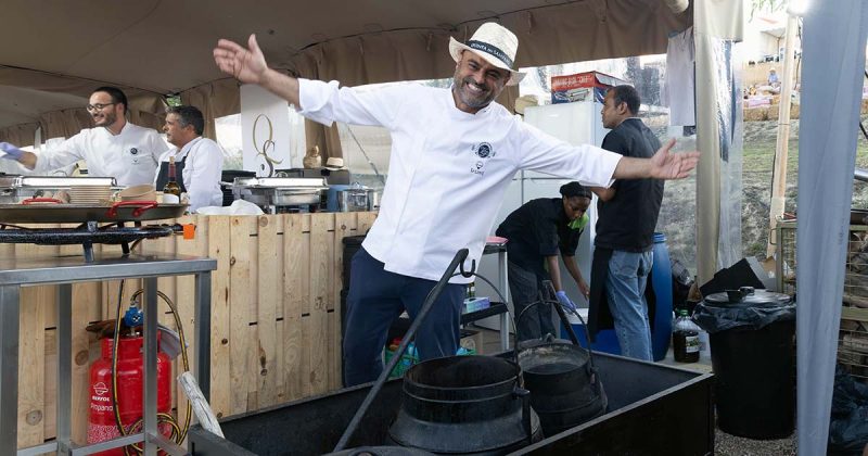O chef Miguel Silva na &aacute;rea de showcooking exterior durante a Festa das Vindimas 2026.
