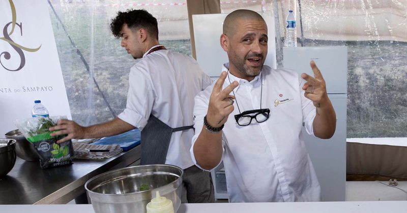 O chef &Oacute;scar Geadas na &aacute;rea de cozinha ao vivo durante a Festa das Vindimas 2026.