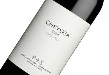 Chryseia 2024 junta Bordéus e Douro na história dos vinhos tranquilos durienses Garrafa de Chryseia 2024, vinho do Douro da Prats & Symington